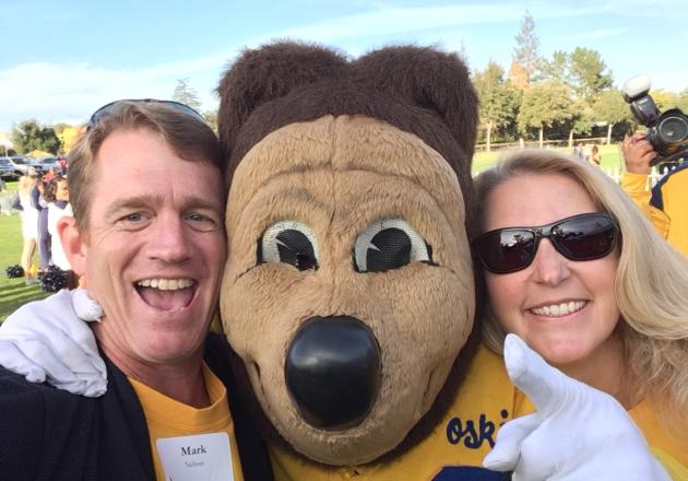 Mark Nelson ('91) with wife, Heidi Nelson ('95) and Oski at the 2017 Big Game